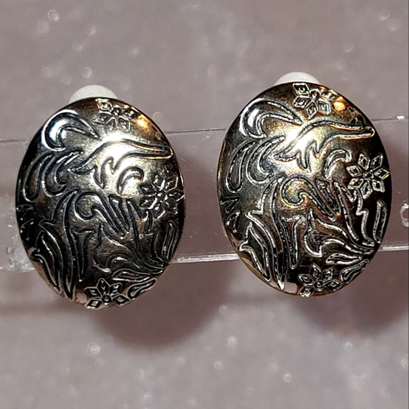 Source Unknown Jewelry - Vintage Etched Oval Dome Shaped Silver Tone Clip On Earrings